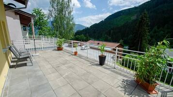 Penthouse (Penthouse 3 Summer & Winter Fun ) | Balcón