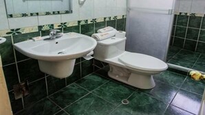 A bathroom with a sink, toilet, and shower. - Hotel Santa Beatriz (Cusco)