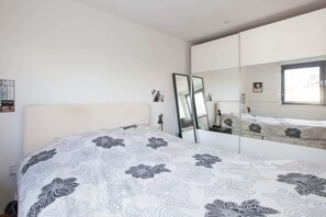 1 bedroom, premium bedding, laptop workspace, free wired Internet - Modern 1BD Flat in Hoxton Shoreditch (London)