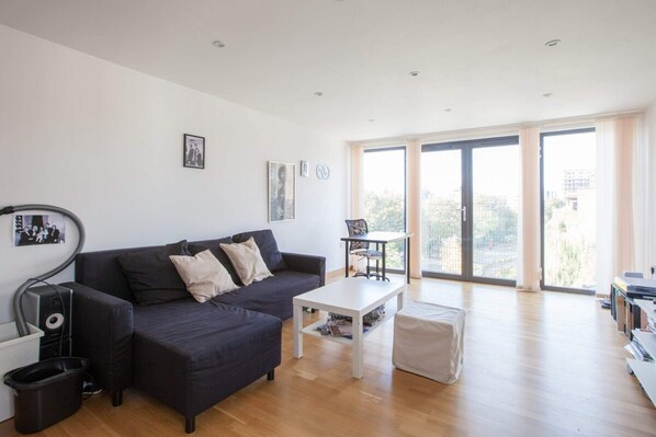 Living room - Modern 1BD Flat in Hoxton Shoreditch (London)