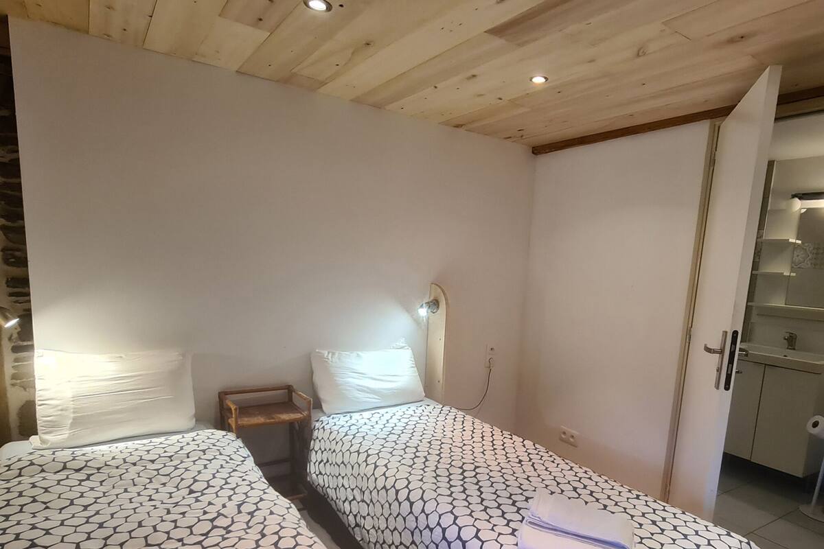 Basic dubbelrum eller tvåbäddsrum | Mörkläggningsgardiner, ljudisolering, gratis wi-fi och sängkläder