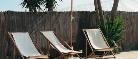 10 utendørsbassenger og solsenger