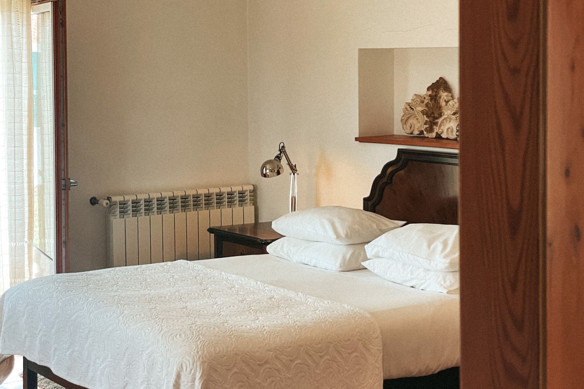 Suite, vista montagna | Con stile personalizzato, una scrivania, postazione laptop
