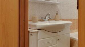 Familienapartment, 1 Schlafzimmer | Badezimmer | Dusche, kostenlose Toilettenartikel, Haartrockner, Hausschuhe