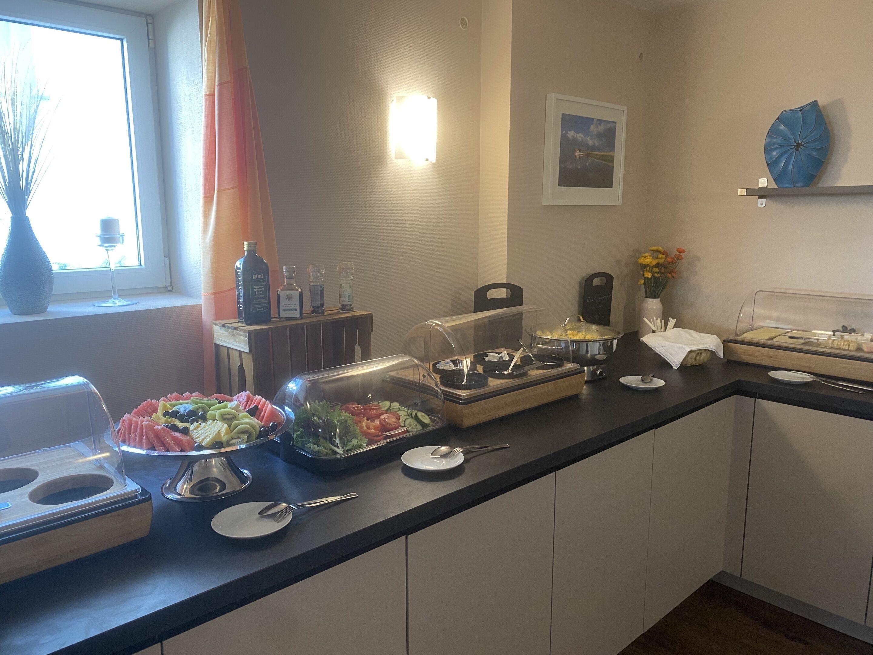 Una mesa de buffet con diversos alimentos y salsas.
