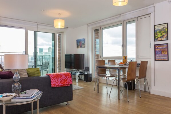 Living area - East London Apartment With London Views (London)