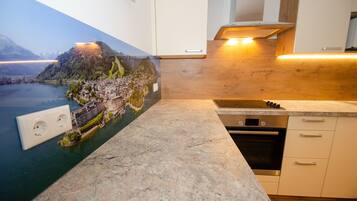 Departamento, 2 habitaciones, vista a la montaña | Cocina privada | Refrigerador, microondas, horno y parrilla de estufa