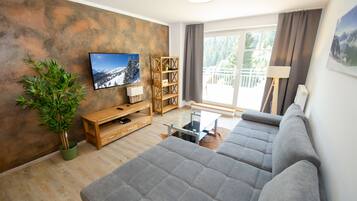 Departamento, 2 habitaciones, vista a la montaña | Área de sala de estar | Televisión de pantalla plana