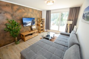 Apartment, 2 Schlafzimmer, Bergblick | Wohnbereich | Flachbildfernseher