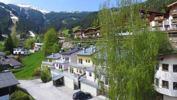 Vista frontal de la propiedad