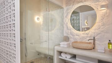 Superb Suite Sea View Indoor Hot Tub | Badrum | Dusch, regndusch, gratis toalettartiklar och hårtork