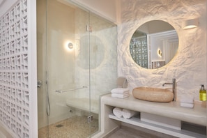 Superb Suite Sea View Indoor Hot Tub  | Bathroom | Shower, rainfall showerhead, free toiletries, hair dryer - Petri Suites (Santorini)