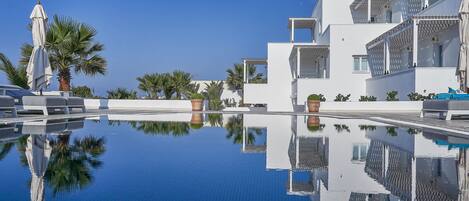 Outdoor pool, pool umbrellas, sun loungers