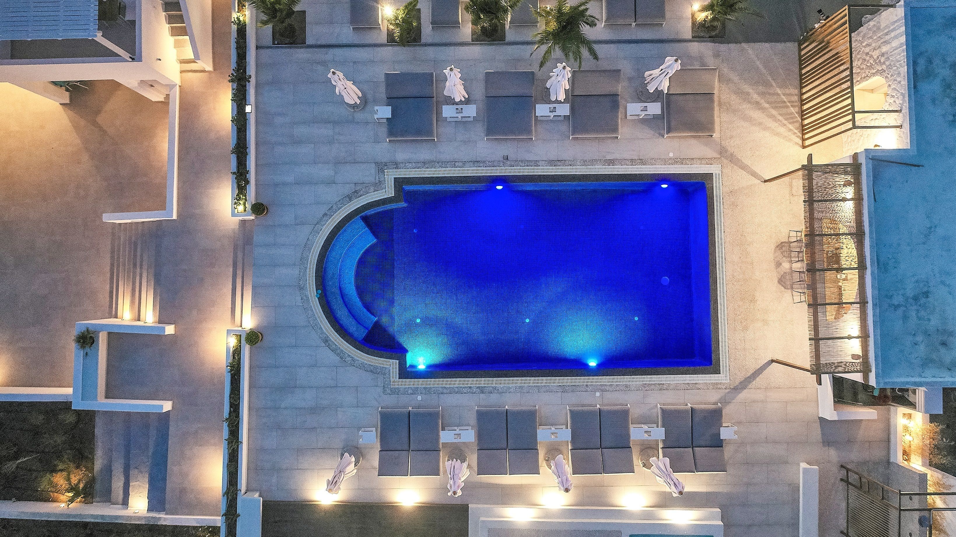 Outdoor pool, pool umbrellas, sun loungers