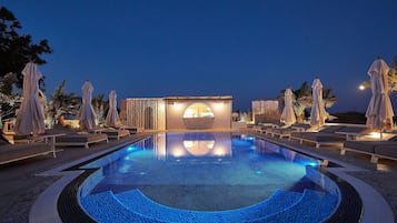 Piscina externa, guarda-sóis, espreguiçadeiras