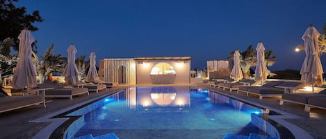 Piscine extérieure, parasols de plage, chaises longues