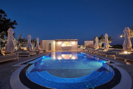 Outdoor pool, pool umbrellas, sun loungers
