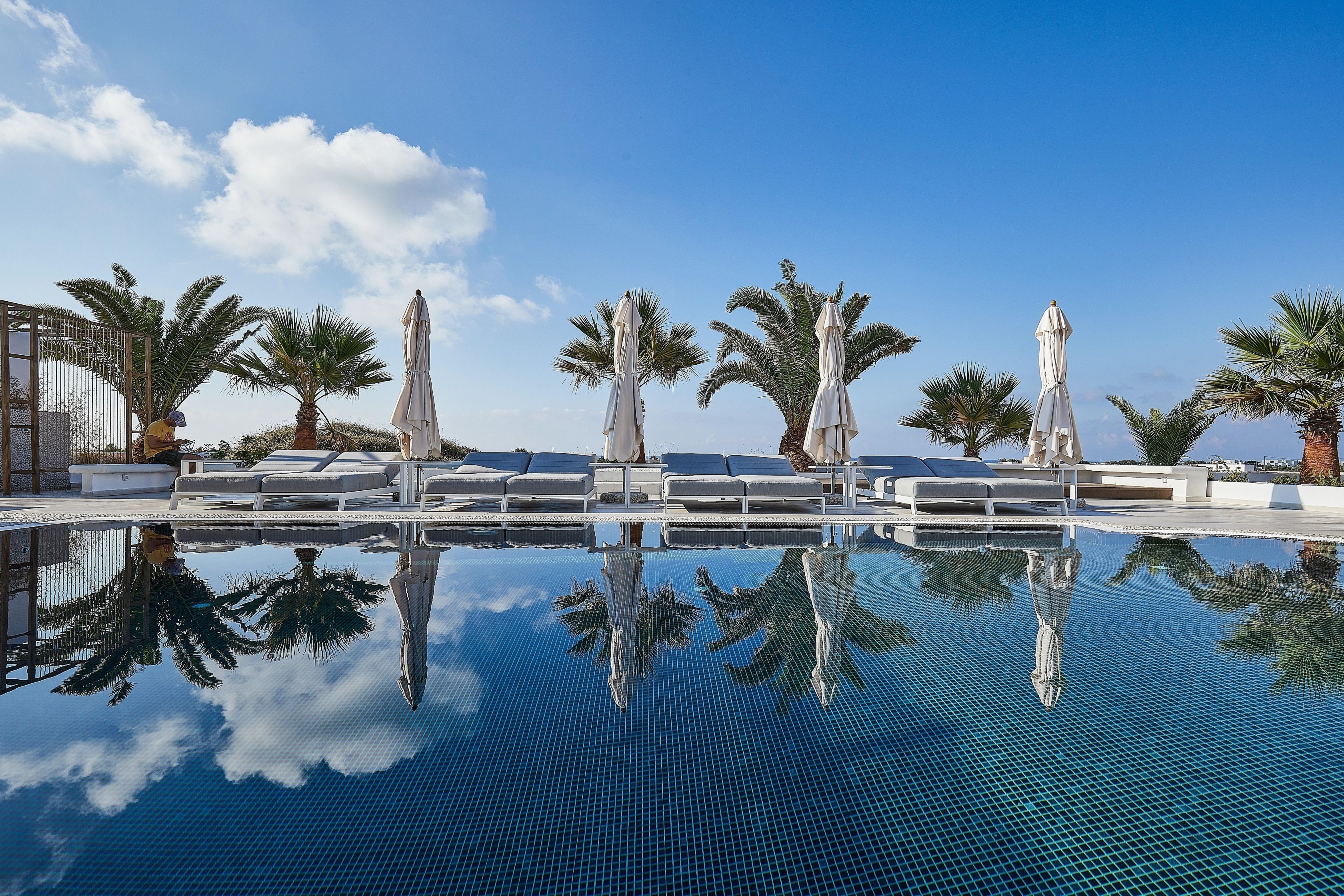 室外游泳池，提供泳池遮陽傘和日光浴躺椅