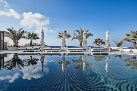 Piscina externa, guarda-sóis, espreguiçadeiras. Petri Suites