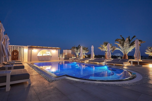 Outdoor pool, pool umbrellas, sun loungers
