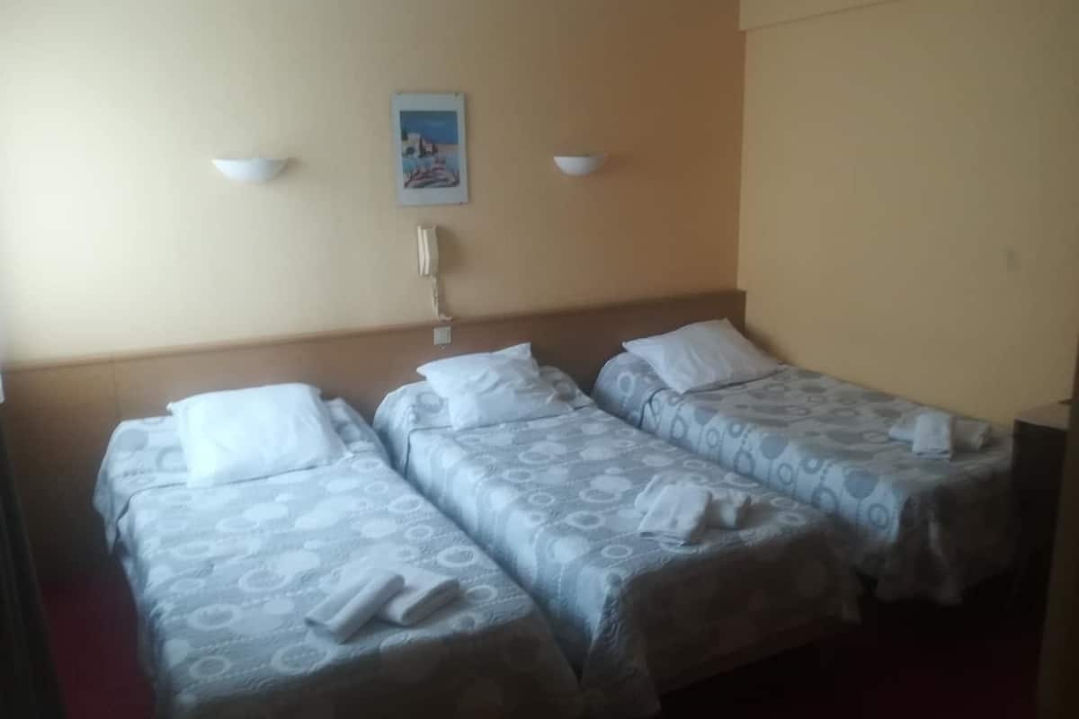 Triple Room | Peralatan tempat tidur premium, meja, ruang kerja komputer riba