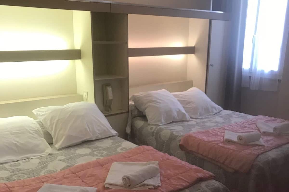 Quadruple Room | Peralatan tempat tidur premium, meja, ruang kerja komputer riba