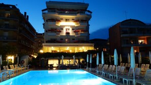 Sæsonbestemt udendørs pool