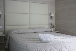 Kamer, 1 twee- of 2 eenpersoonsbedden, balkon | Een kluis op de kamer, individueel gedecoreerd, individueel gemeubileerd