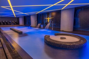 Salas de tratamiento para parejas, un sauna, una bañera de hidromasaje