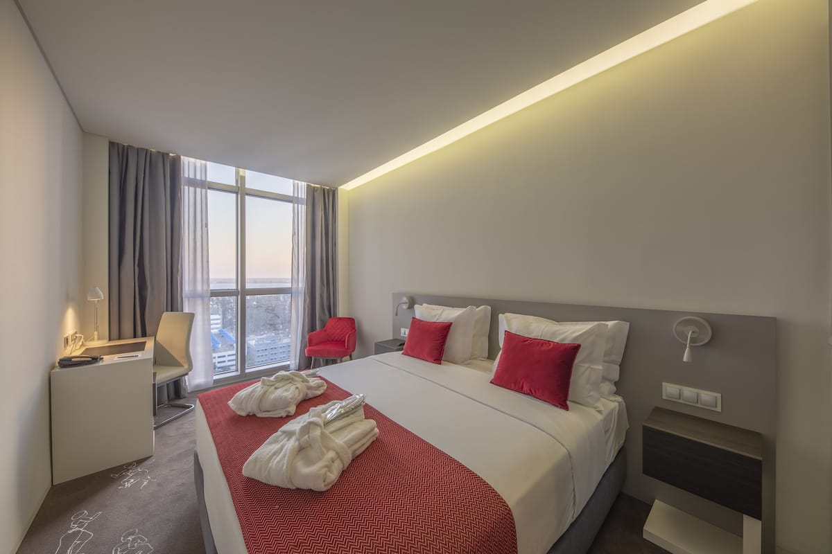 Deluxe Room, Non Smoking | 1 bedroom, minibar, in-room safe, desk