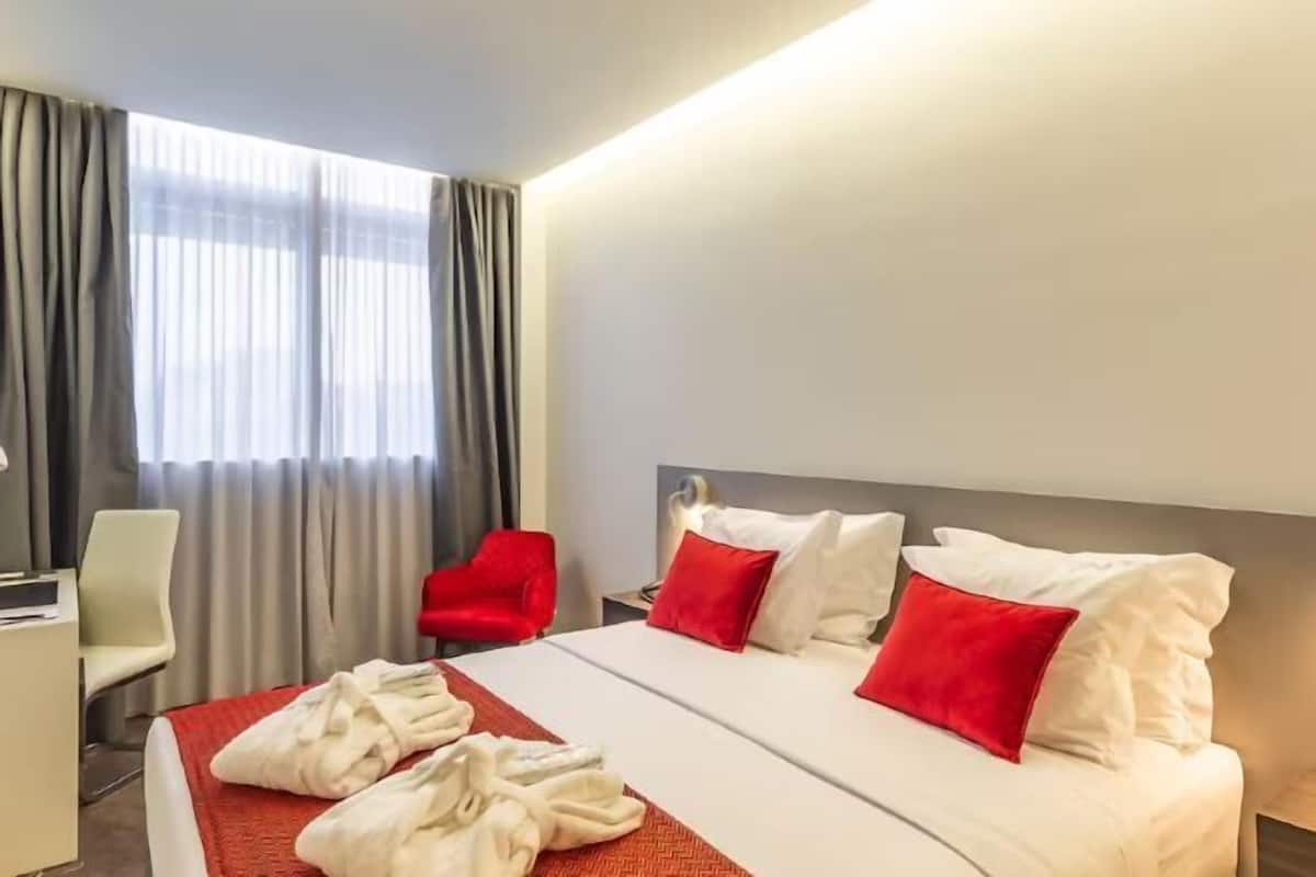 Minibar, Zimmersafe, Schreibtisch, Verdunkelungsvorhänge