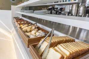 Buffet déjeuner servi tous les jours en supplément