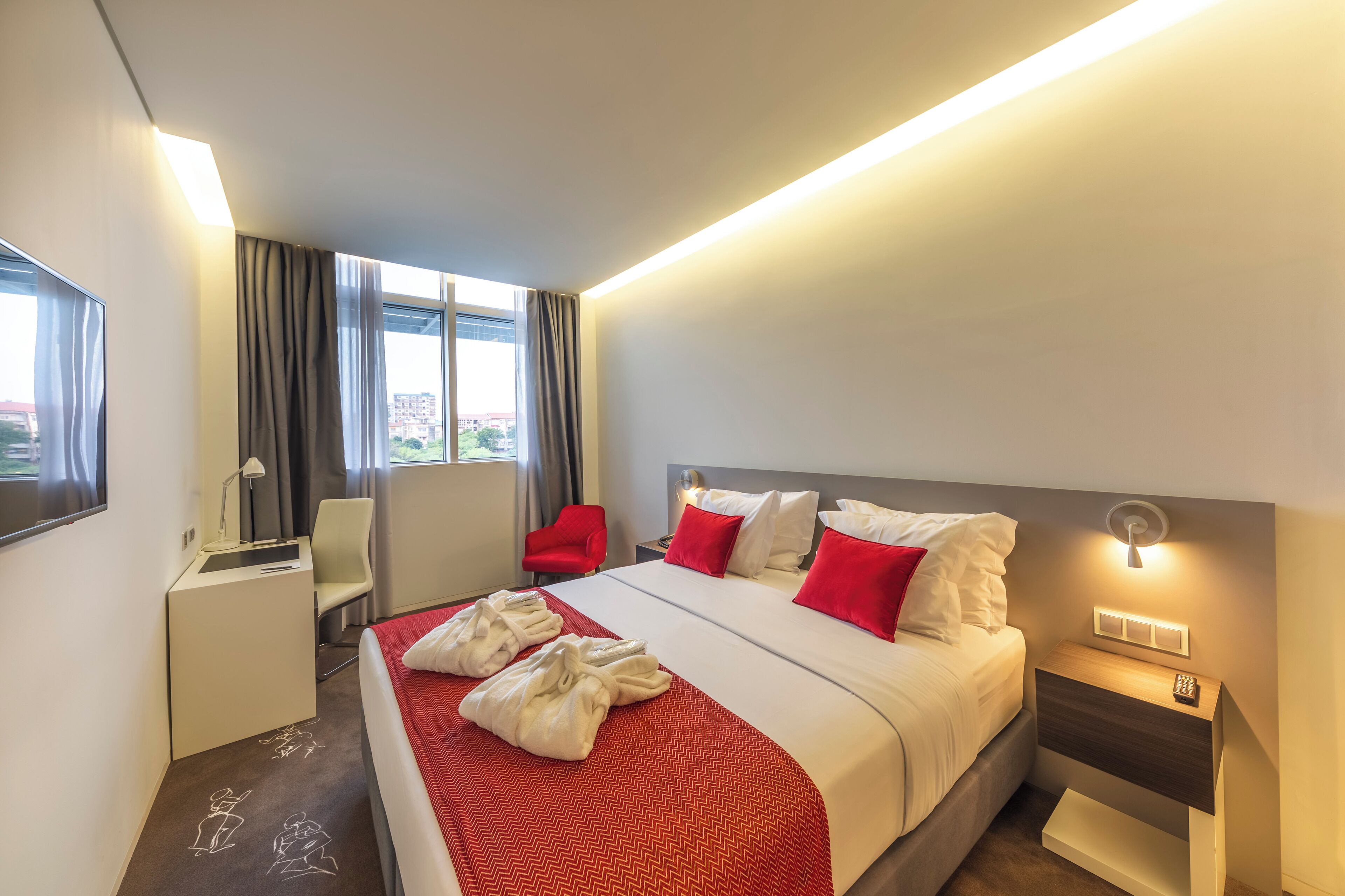 Junior Suite | Minibar, in-room safe, desk, blackout drapes