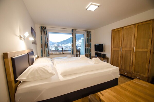 Studio, Mountain View ( incl. 50€ + 12€ pp service fee) | 1 bedroom, iron/ironing board, cribs/infant beds, free WiFi - Deluxe Studio TOP 23 (Kaprun)