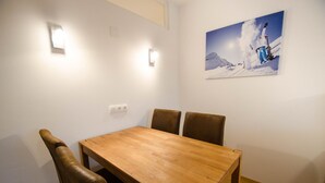 Studio, Mountain View ( incl. 50€ + 12€ pp service fee) | Makan dalam bilik