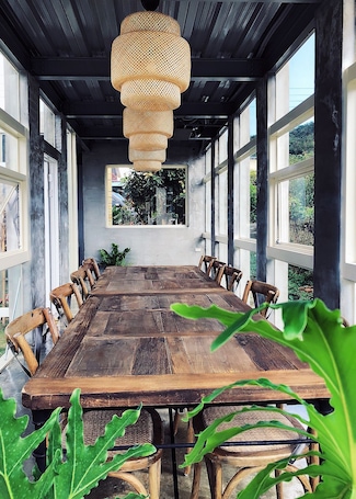 Desayuno con opciones de la cocina local incluido todos los días