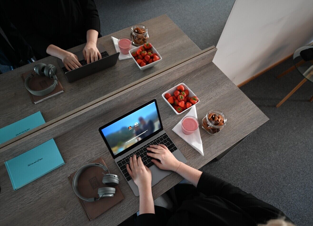 1 bedroom, desk, bed sheets