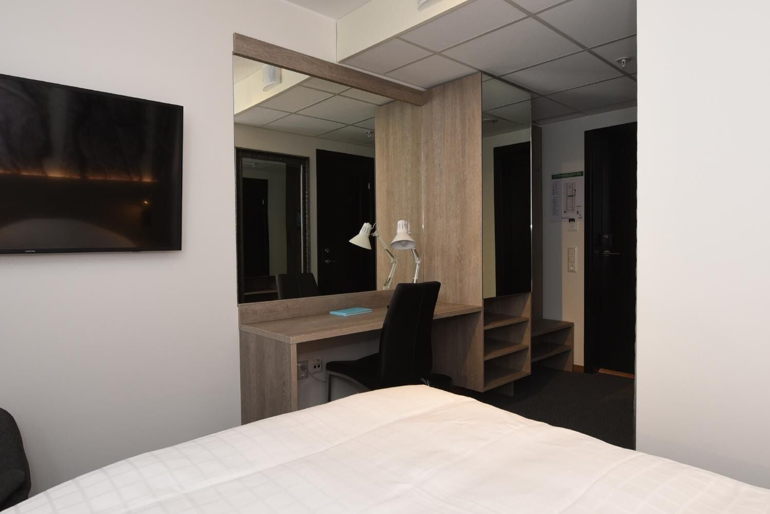 1 bedroom, desk, bed sheets