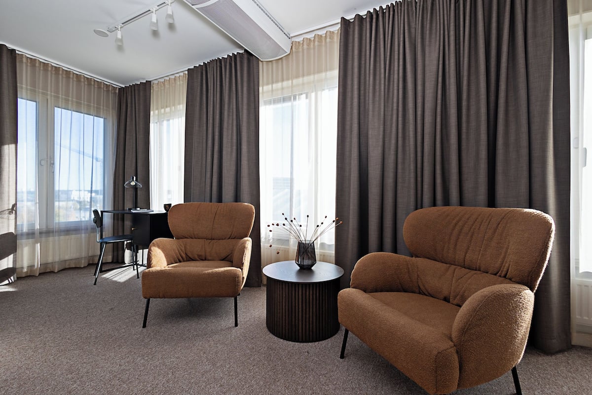 1 bedroom, desk, bed sheets