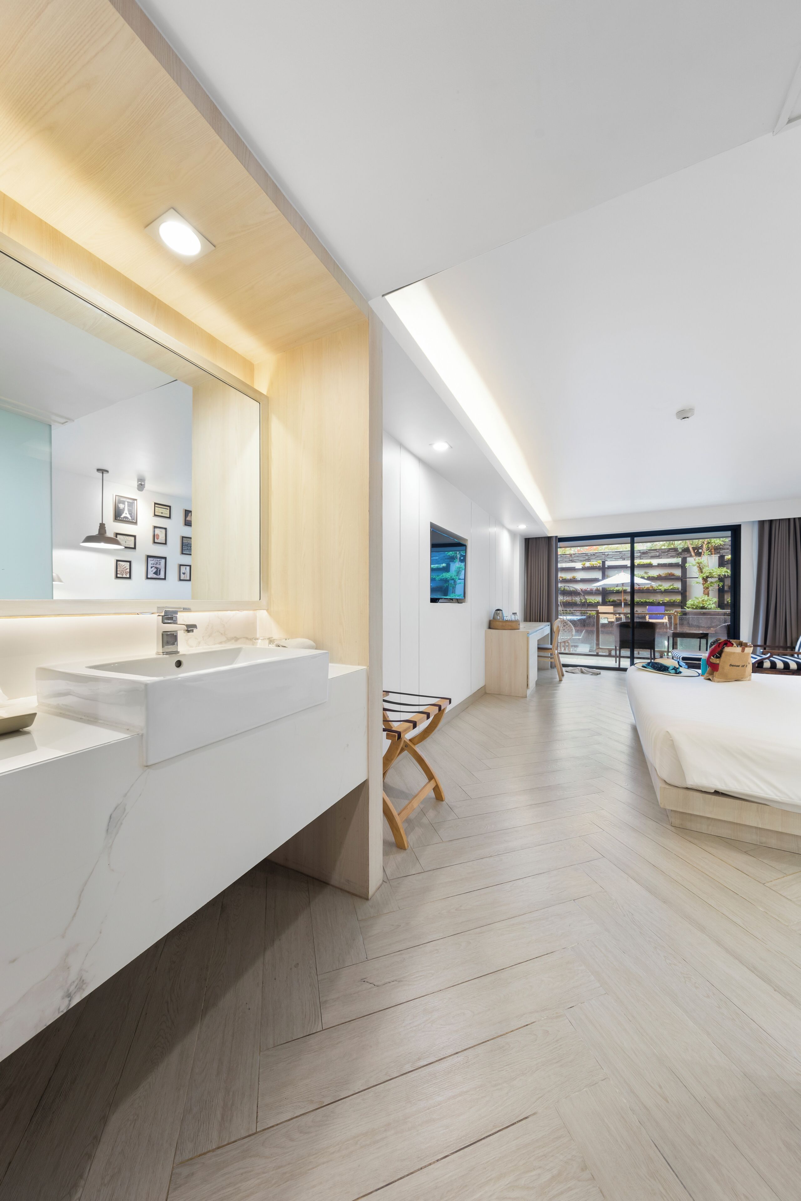 Pool Access King Room | Badkamer | Een douche, een regendouche, milieuvriendelijke toiletartikelen