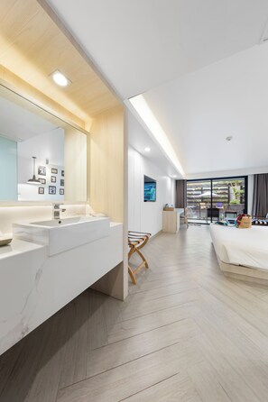 Pool Access King Room | Salle de bain | Articles de toilette écologiques, chaussons, serviettes fournies