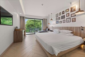 Superior Room, 1 King Bed, Balcony | Soundproofing, free WiFi - Golden Tulip Pattaya Beach Resort (Bang Lamung)