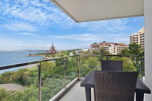 Grand Superior King Panoramic with Seaview | Terrace/patio - Golden Tulip Pattaya Beach Resort (Pattaya)