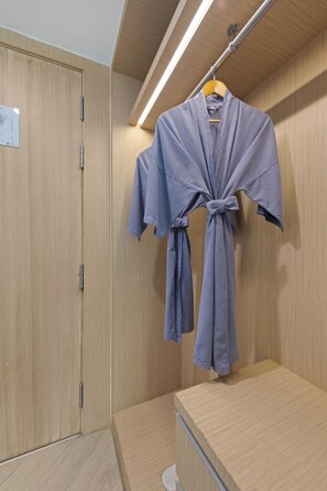 Superior Room, 1 King Bed, Balcony | Bathroom amenities | Eco-friendly toiletries, slippers, towels - Golden Tulip Pattaya Beach Resort (Bang Lamung)