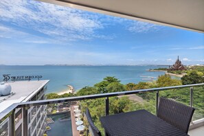 Terrace/patio - Golden Tulip Pattaya Beach Resort (Bang Lamung)