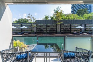 Pool Access Twin Room | Terrace/patio
