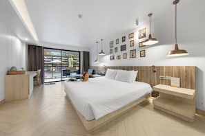 Pool Access King Room | Escritorio, espacio para trabajar con laptop y insonorización 
