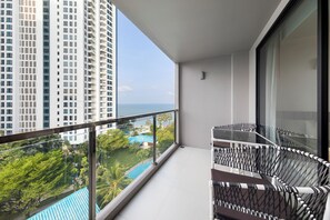 Superior Room, 1 Queen Bed, Balcony | Terrace/patio - Golden Tulip Pattaya Beach Resort (Pattaya)