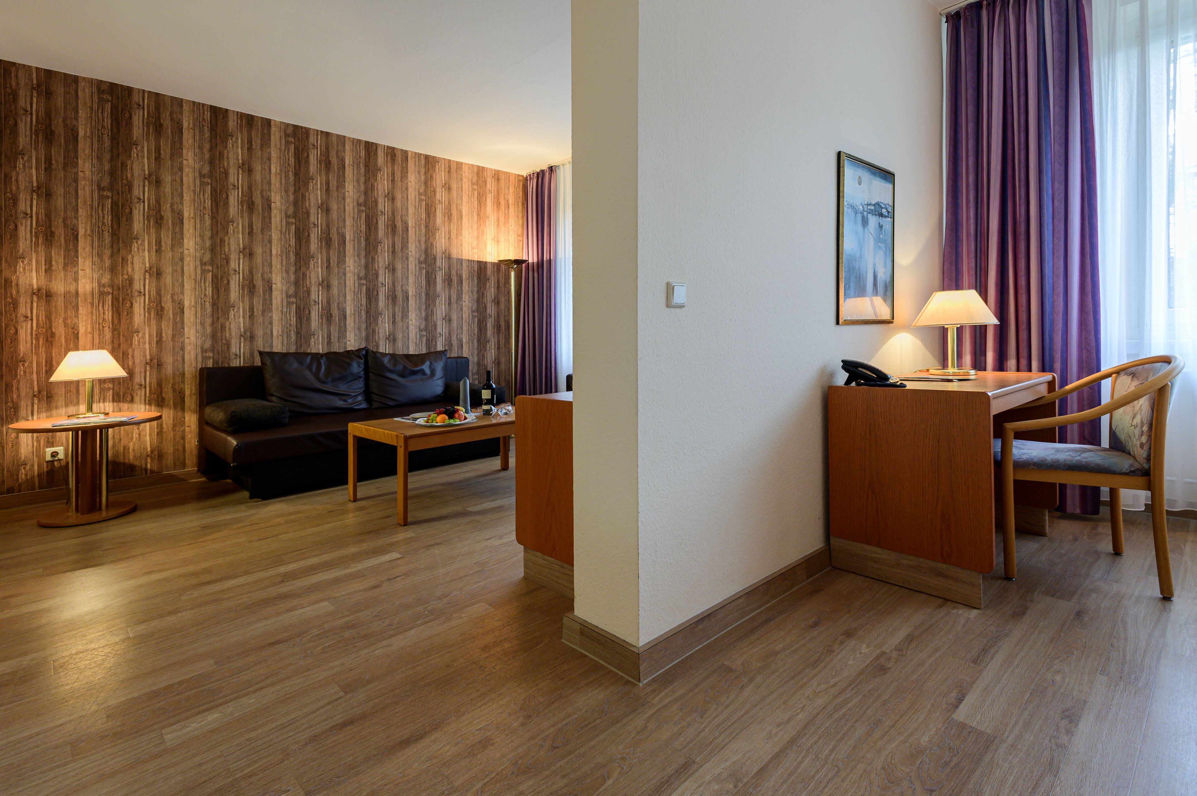 Suite, 2 slaapkamers, aan tuin | Woonruimte | Een 55-cm flatscreentelevisie met satellietzenders