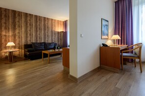 Suite, 2 habitaciones, en la zona del jardín | Zona de estar | Televisión de pantalla plana de 55 cm con canales por satélite